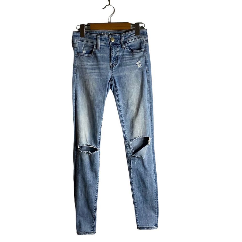 American Eagle Women's Light Wash Distressed Jeggings